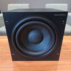 B&W – Caisson de basses ASW 610 – Noir (Stock B, trace sur façade et léger défaut tissu)